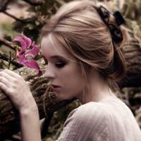 Катерина взяла всі свої гроші, відкладені на відпустку і купила всі картини, які були у бабусі. Розплакалася старенька і довго дякувала Катерину, а ще наполегливо впросила її зайти в гості на чай.