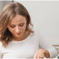 Кілька годин я бігала із кухні в кімнату то із салатами, то з брудним посудом у той час, як мій чоловік із своєю подругою Сашею весело сміялися і згадували минуле.