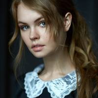 Йшов він після роботи до машини якось, а звідки не візьмись циганка підвернулася. Глянула на нього пронизливо так та й мовила, що не там він щастя своє шукає. Сказала і пішла собі далі.