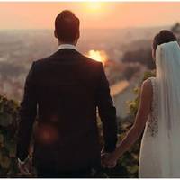 Сергій виготовив закордонний паспорт, візу й гайнув на заробітки. А Марічка кілька років чекала. Коли він повернувся, купив їй найдорожчу сукню в місті.