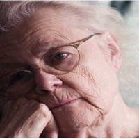 Не спішать діти до Маріїної хати. Їм легше зателефонувати і сказати: «У мене все гаразд. Не переживайте». Так легко і так просто. Раніше вона ще жила тим, що передавала передачі.