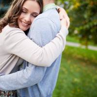 Біля свого будинку Ніна побачила трьох чоловіків, які тікали в бік машини, квапливо сіли в салон і автівка рвонула з місця. Біля під’їзду лежало щось темне