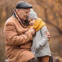 Постукали. Я глянув – Юлька стоїть, за живіт тримається. Каже: «Діду, допоможи!» Я і відкрив, а там вона не одна, з кабаном своїм. Він мене в квартиру штовхнув і у ванній закрив