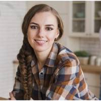 Після весілля ми почали жити у моєї мами. Просто нам не було, мама постійно мене повчала. Почалося все з того, що перед тим як кинути речі в пральну машинку – їх треба замочити і запрати, посуд кращ