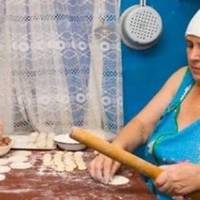 Несподівано, син з невісткою прийшли в гості, вони стали просити, щоб я щодня сиділа з онуками, а невістка вийде на роботу. Я промовчала, а коли син залишився один, я сказала, що сидіти з дітьми не