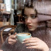 Майже рік тому розвалився мій шлюб, який не протримався і п’яти років. Мій колишній благовірний був спійманий на гарячому, в самому процесі, так сказати. А через рік я йому вишукано помстилася, шкода,