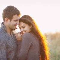 Вітя занудьгував у двокімнатній хрущобі, де сушилася на мотузках дитяча білизна, почалися загули і лихі дівчата. Незабаром вже все містечко обговорювало, як Вітя цілувався в кафе з Танею, як гуляв у п