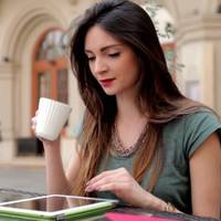 Повернулася Ліда з відпустки і вказала сестрі з дитиною на двері. Та намагалася вмовляти, просити, потім і погрожувати, що нікуди з цієї квартири не зрушиться, але Ліда просто відчинила вікна і почала