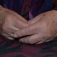 Наступного дня Світлана зателефонувала матері в село, просила вибачення, що на весілля її не запросила, писала повідомлення, коли та не брала телефон, але мама нічого не відповідала.