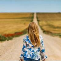 Леся працювала за кордоном, де її і застала звістка про те, що мама занедужала. Приїхати відразу не могла, бо боялася втрати добру роботу. Подруга не давала спокою, настирливо торочила одне й те ж: —