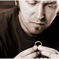 Після весілля ми почали жити в моїй квартирі. Дружина постійно мені говорила, що я мало заробляю, хоча сама не хотіла працювати. А потім мені зателефонували з банку і ошелешили, що Оля взяла великий