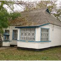 Поки Сергія не було, Настя часу не втрачала – стала в його хаті «за свою». Біля його матері крутилася, в городі помагала. Коли повернувся – справді таки з Настею одружився. Жив із нею, як міг.