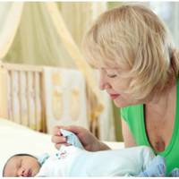 Марія вважає так: якщо невістка про допомогу не просить, значить – не треба. Тому до онука приходить дуже рідко, за пів року бачила дитину всього три рази. А ось її подруга Ярослава зробила все навпа