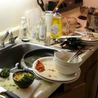 Ввечері Ніна приходить додому. Несе важкі сумки з продуктами, сьогодні була зарплата. Вона й досі годує всіх трьох своїх дорослих дітей.