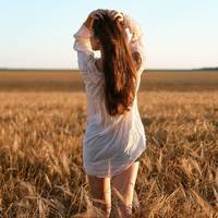 До ресторану увійшла симпатична дівчина, на вигляд років 25, вона сіла в окрему кабінку і намагалася сховатися від чужих поглядів. Її волосся почало випадати, а в такому юному віці це означало тільки