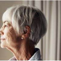 Ми з зятем і донькою поїхали втрьох на дачу. Я готувала на веранді і через віконце побачила, що зять сидить поруч на терасі, як завжди, з телефоном, переписується з кимось.