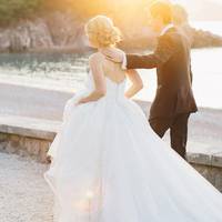 Коли молодята виходили з РАЦСу, несподівано з’явилася колишня Славкина дівчина. Вона вручила йому букет жовтих тюльпанів і відразу пішла.