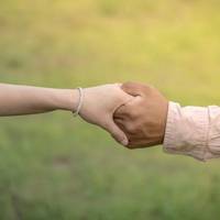 Одного дня Семен прийшов на роботу і став з радістю розповідати, що залишив свою дружину. – Їй давно вже під сорок. Принца думає собі зловити, – насміхався він.