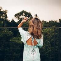 Я пішов, набрав солі, виніс дівчині. Вона подякувала і пішла, як я думав. Буквально через п’ять хвилин дзвінок у двері знову пролунав в моїй квартирі, на порозі знову та ж дівчина.