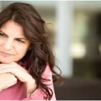 У мене є сестра, старша за мене на 8 років. Все життя вона жила добре і про мене навіть не згадувала, а тепер, коли її заможний чоловік з нею розлучився, вона згадала про мене і просить їй допомогти