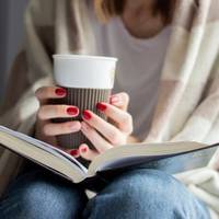 Вона відкрила двері в кабінет чоловіка і не відразу зрозуміла, що там відбувається. Секретарки не було на звичайному місці, в кабінеті ж чоловіка на підлозі валялися якісь речі, а на столі відбувалося