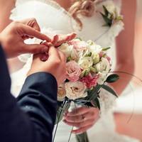 Напередодні весілля мій наречений утік. Шикарний ресторан, купа гостей, витрачено, напевно, цілий статок. За один тільки торт тато заплатив близько 10 тисяч доларів. І саме тато знайшов вихід з ситуац