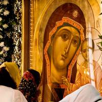 Того вечора ми стояли на вечірньому богослужінні у храмі, а після закінчення служби Марічка впала навколішки біля ікони. Вона так ревно молилася і просила Богородицю допомогти, що я не стримала сліз.