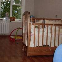 Галина вранці з важкими сумками спішила до доньки. Вона дуже сердилася на зятя, вчора телефонувала йому особисто, просила, щоб не йшов на роботу, а залишився вдома.