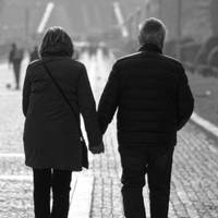 В п’ятницю мені зателефонувала моя сестра, вона одна виховує сина, розлучена. Сестра скаржилася, що нашим батькам дуже важко. У них зламався телевізор, і вони хотіли б купити новий.