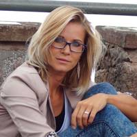 Якось ввечері Артем сказав, що дуже дорожить мною, але дружину та дітей залишати не збирається. Про дружину він говорив з особливою повагою, і я зрозуміла, що дуже помилилася