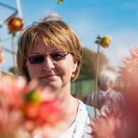 Я працюю вчителькою математики вже 20 років. Була заміжня більше 20-ти років. Є двоє діток. Але в минулому році мій чоловік пішов до молодої колеги.