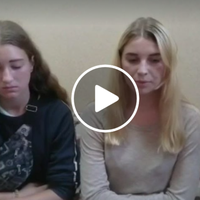 Пам’ятаєте дівчину яка на камеру зламала вагон електрички! Так щойно поліція знайшла її і подружку. ВІДЕО