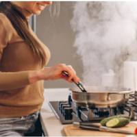 До зустрічі дорого гостя Оксана готувалася дуже ретельно. Зранку пробіглася по магазинах. Спланувала меню: салати, стейки, десерт. Навіть два красивих келиха прикупила, щоб не зіпсувати приємну атмосф