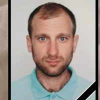 Це Євген. І сьогодні він прокинувся востаннє. Без Тата лишилoся двоє дітей.. Йoму булo лише 32..