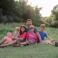 Сім‘я Олексія і Надії Цурканових. Найменшій Ладочці було лише 4 роки. Чотирьох із них в неділю вбuв п‘яний водій мерседеса