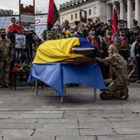 Він був єдиним сином у сім’ї. І у нього не лишилося своїх дітей.. Лишилась тільки наша пам’ять.. Сьогодні на Майдані попрощалися з Героєм Тарасом Матвіївим.