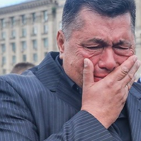 Батько, який сьогодні віз тіло своєї дитини додому.. Дякуємо Вам, Тату і Мамо, за Сина, котрого зродили для України