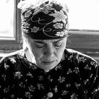 Зараз мені 60 років. Живу сама, чоловіка не стало 5 років тому. У мене є син та донька, п’ятеро внуків. Усі ми живемо в одному місці. Але на усі свята я залишаюся одна. Не чекала я такої старості