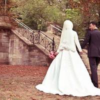 Марина заміжня за Адланом вже 3 роки. Родичі з обох сторін були проти. Дівчина мусульманство не прийняла, що ще більш розлютило свекруху. А після того, як вона одного разу прийшла до молодих для розмо