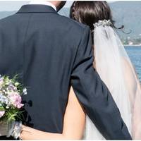 Я відмовилася від весілля заради квартири. З чоловіком ми просто розписалися в РАЦСі, а ввечері з моїми батьками відзначили в ресторані цю подію. Батьки Андрія не прийшли.