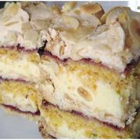 Торт «Пані Валевська» – ніжний, в міру солодкий з приємною кислинкою смородини та легким ароматом смаженого мигдалю. Дуже красивий в розрізі.