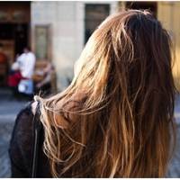 Мирослава розлучена, доньці шість років. З першим чоловіком їй не пощастило. Батьки хотіли, щоб донька в місто поїхала, так як, тут в селі, їй особисте життя не влаштувати.