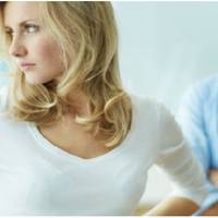 Наш син занедужав, я дзвонила чоловіку, радилася, чекала, коли той прийде з роботи, щоб прийняти рішення. Коли синові стало краще, я заснула, а прокинувшись через пів години, почула, як чоловік, що