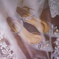 – Ех, свахо, вашій доньці вже так з моїм сином пощастило. Он який він у мене красивий та добрий. А Оксана ваша не погана, але з села, з бідної сім’ї.