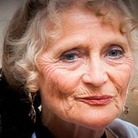 Якось я гуляла зі своїм онуком. Несподівано побачила свого сина з іншою жінкою. По його поведінці я зрозуміла в чому справа. Ввечері я прийшла додому, але не стала розповідати нічого його дружині, а