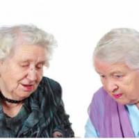 Моя сваха не хоче допомагати доньці сидіти з онуками, то ж я змушена це робити. Доньці я допомогти не можу тільки тому, що вона далеко живе. Моя мама мені свого часу допомагала з дітьми, і мама чолові