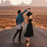 Бабуся відкрила шкільний альбом і мій наречений втратив дар мови, а коли я пішла в свою кімнату і принесла три криві паперові тюльпани, які дбайливо зберігала 18 років, на очах у Михайла з’явилися