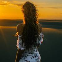 «Він – старий уже, і не чує, про що ми розмовляємо – спить, аж похрапує. Не хвилюйся, коханий», – засміялася Люба у слухавку. Тарас ніби прикипів до канапи. Оце «коханий» прорізало слух.