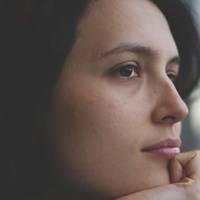 Оксана чоловіка мала недоброго. Знала про його походеньки, але мовчала. Одного разу таки наважилася: зібрала свої речі і поїхала до батьків.