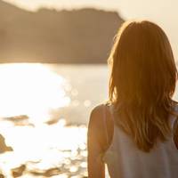 Вже 9 років ми живемо з чоловіком у шлюбі. У нас троє діток. Але зовсім нещодавно чоловік перестав вечеряти вдома. Він приходить з роботи і відразу йде спати.